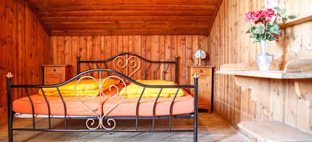 Einzigartig ist auf der Vorderkaiser Hütte die Kaiser-Suite – ein liebevoll mit Rosen dekoriertes Zimmer mit Doppelbett.