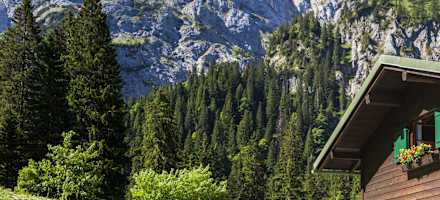 Die Kenzenhütte liegt im Naturschutzgebiet Kenzen in den bayerischen Ammergauer Alpen.
