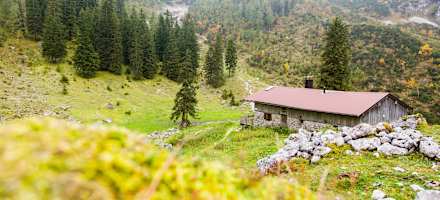 Die Winkelalm ist eine kleine Selbstversorgerhütte an der Nordseite des Zahmen Kaisers