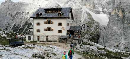 Am Fuße des Zwölferkofels liegt die Zsimondyhütte