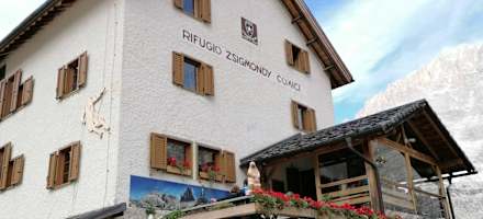 Die Zsigmondyhütte in den Sextner Dolomiten