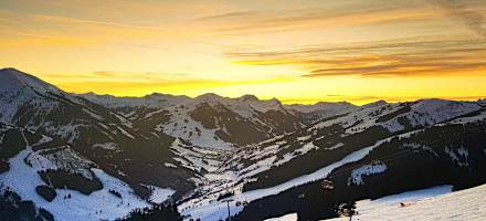 Die Panorama Alm im Winter bei untergehender Sonne.