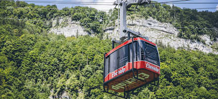 Der Zustieg kann mit der Seilbahn Ebenwald abgekürzt werden.