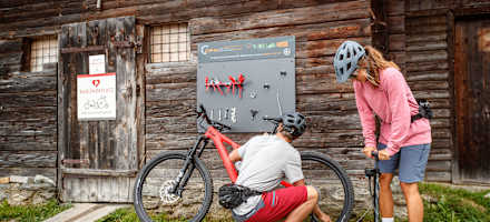 Praktische Radlwerkstatt bei der Aldranser Alm