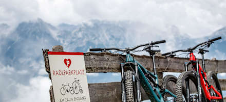 Radlparkplatz auf der Aldranser Alm