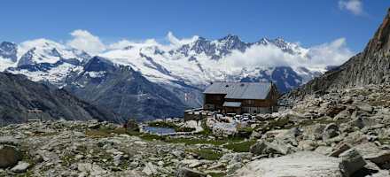 Traumhaft schöner Standort der Almagellerhütte im Wallis