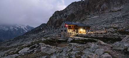 Die Almagellerhütte bei Einbruch der Nacht.