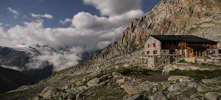 Die Almagellerhütte im Abendlicht