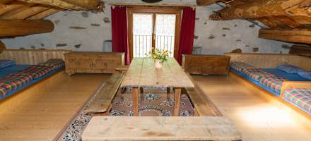 Lager im Dachboden mit Naturholz-Dach