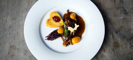 Wildspezialitäten stehen im Alpengasthof Finkau auf der Speisekarte.