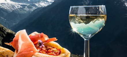 Gläschen mit Ausblick aufs Matterhorn