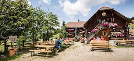 Einladend ist die Terrasse der Anlaufalm