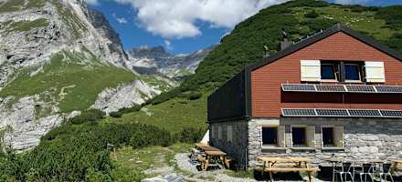 Die Ringelspitzhütte liegt im Welterbe Tektonikarena Sardona.