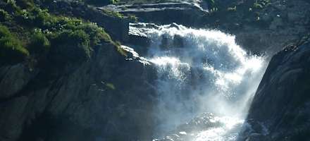 Die Baechlitalhuette liegt über der sandigen Baechli-Ebene.