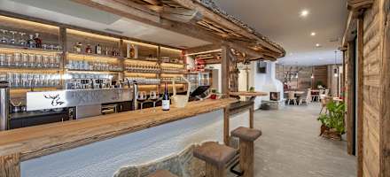 Der Barbereich im Inneren der Roner Alm