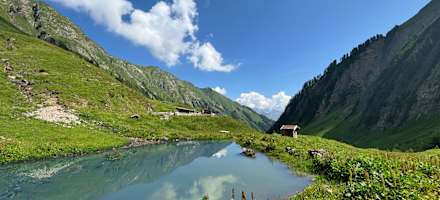 Die Baumgartalm mit kleinem Teich