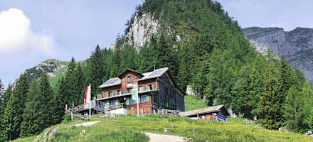 Die Bayreuther Huette liegt an der Sonnenseite des Tiroler Rofangebirges.