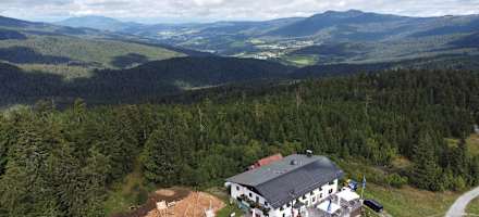 Das Berghaus Sonnenfels am Arber von oben.