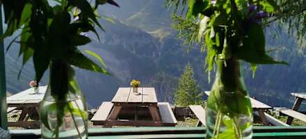Blick von der Gaststube auf die Terrasse der Berglhütte