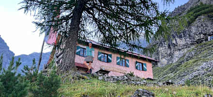 Hüttenwirtin Hiltrud vor der Berglhütte