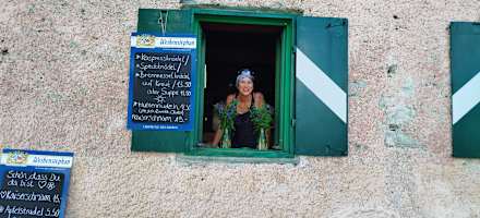 Hüttenwirtin Hiltrud in ihrer Berglhütte