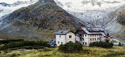 Die Alpenvereinshütte auf 2.042 m Seehöhe ist genauso spektakulär wie das Rundherum. Gleich dahinter das Steinmandl (2.634 m), rechts davon zieht sich das Eis des Waxeggkees-Gletschers langsam zurück.
