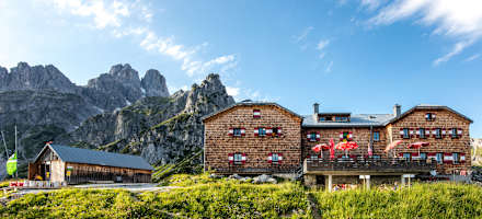 Die Hofpürgl-Hütte liegt im westlichen Teil des Dachsteinmassivs.