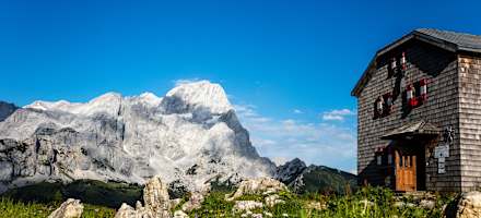 Die Hofpürgl-Hütte mit der Torspitze im Hintergrund.
