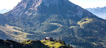 Die Hofpürgl-Hütte mit der Bischofsmütze im Hintergrund.