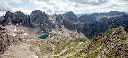 Blick auf die Karlsbader Hütte mit Laserzsee