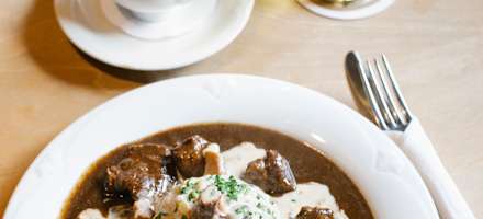 Wildgulasch mit Preiselbeeren