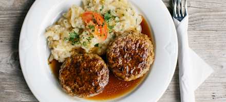 Faschierte Laibchen mit Kartoffelsalat am Bleckenhaus