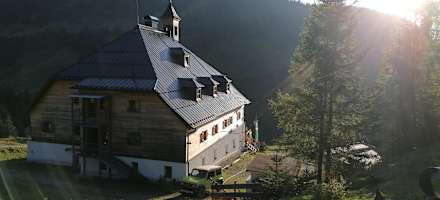 Die Bochumer Hütte in der Abendsonne