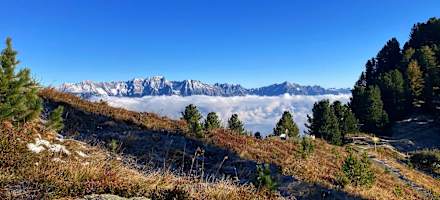 Blick von Boscheben auf die Nordkette und das nebelige Inntal