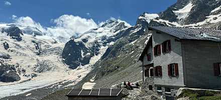 Boval Hütte mit Piz Palü, Piz Boval, Piz Morteratsch und Piz Bernina mit dem Bianco-Grat im Hintergrund