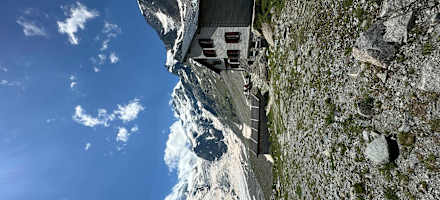Boval Hütte mit Piz Palü, Piz Boval, Piz Morteratsch und Piz Bernina mit dem Bianco-Grat im Hintergrund