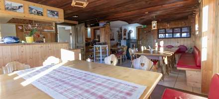 Der Gastraum der Breithornhütte