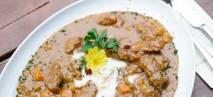 Almöhi Ragout mit Serviettenknödel auf der Breitlahnhütte