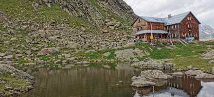 Wenige Meter unter der Bremer Hütte befindet sich ein kleiner See