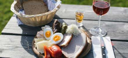 Brettljause mit Speck und Wein auf der Brendlhütte