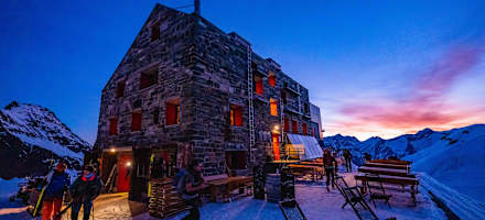 Abendliches Treiben vor der Britannia Hütte im Wallis.