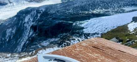 Kuchen mit Aussicht auf der Britannia Hütte