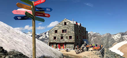 Wegweiser vor der Britannia Hütte im Wallis