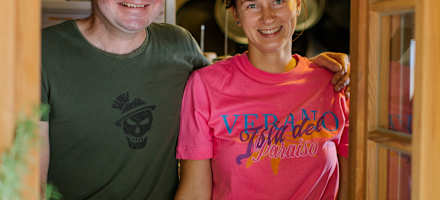 Der Hüttenwirt des Brunnenkopfhauses Christian Deser und seine Mitarbeiterin Yana Somych