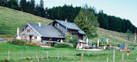 Die Buchberghütte liegt auf einer Seehöhe von 1.015 m.