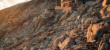 Die Cabane du Trient während des Sonneuntergangs