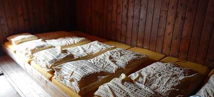 Die Capanna Adula hat 24 Schlafplaetze in sechs Zimmern.