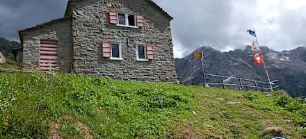 Die Capanna Adula ist eine Schutzhuette des Schweizer Alpen Clubs in den Tessiner Alpen.
