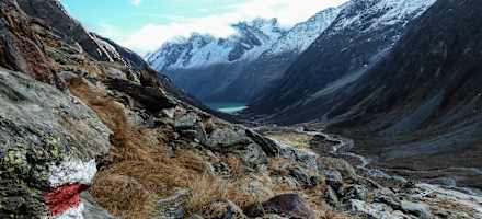 Tiefblicke während des Zustieges zur Chelenalphütte