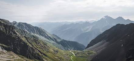 Blick auf die Neue Regensburger Hütte und den Habicht